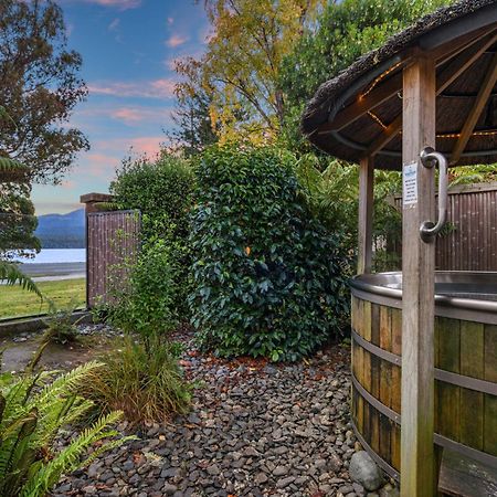 Tasman Holiday Parks - Te Anau Zewnętrze zdjęcie Hot Tub at the Lake