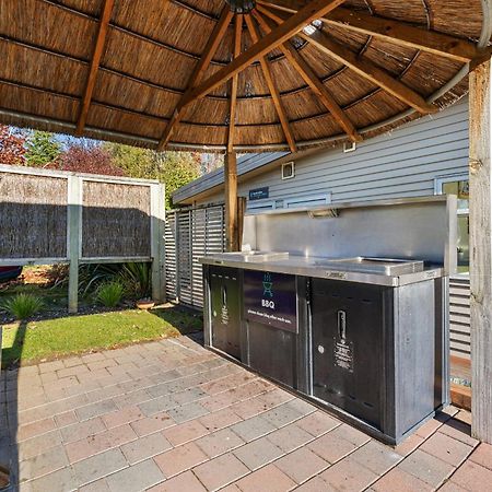 Tasman Holiday Parks - Te Anau Zewnętrze zdjęcie Outdoor kitchen