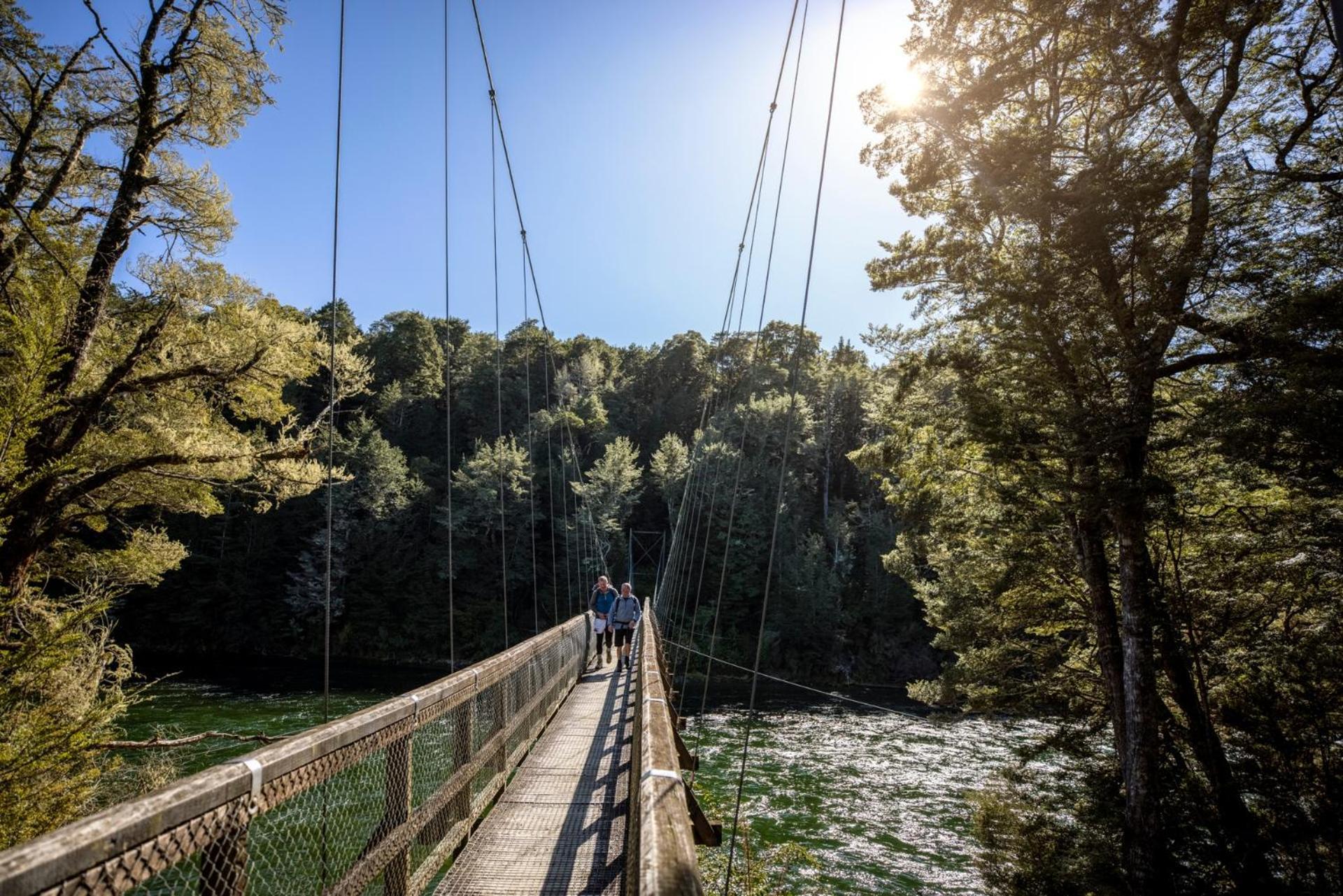 Tasman Holiday Parks - Te Anau Zewnętrze zdjęcie Swing bridge over the Heaphy River