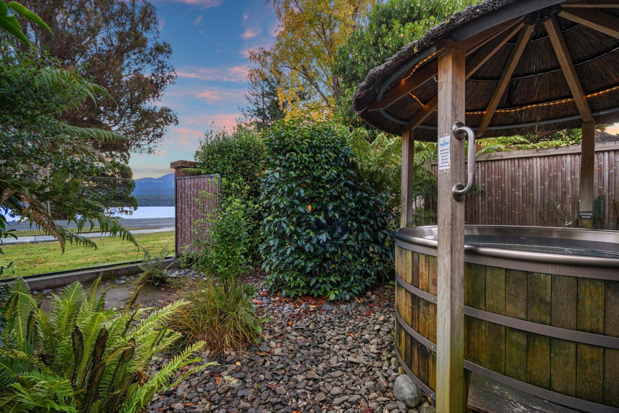 Tasman Holiday Parks - Te Anau Zewnętrze zdjęcie Hot Tub at the Lake