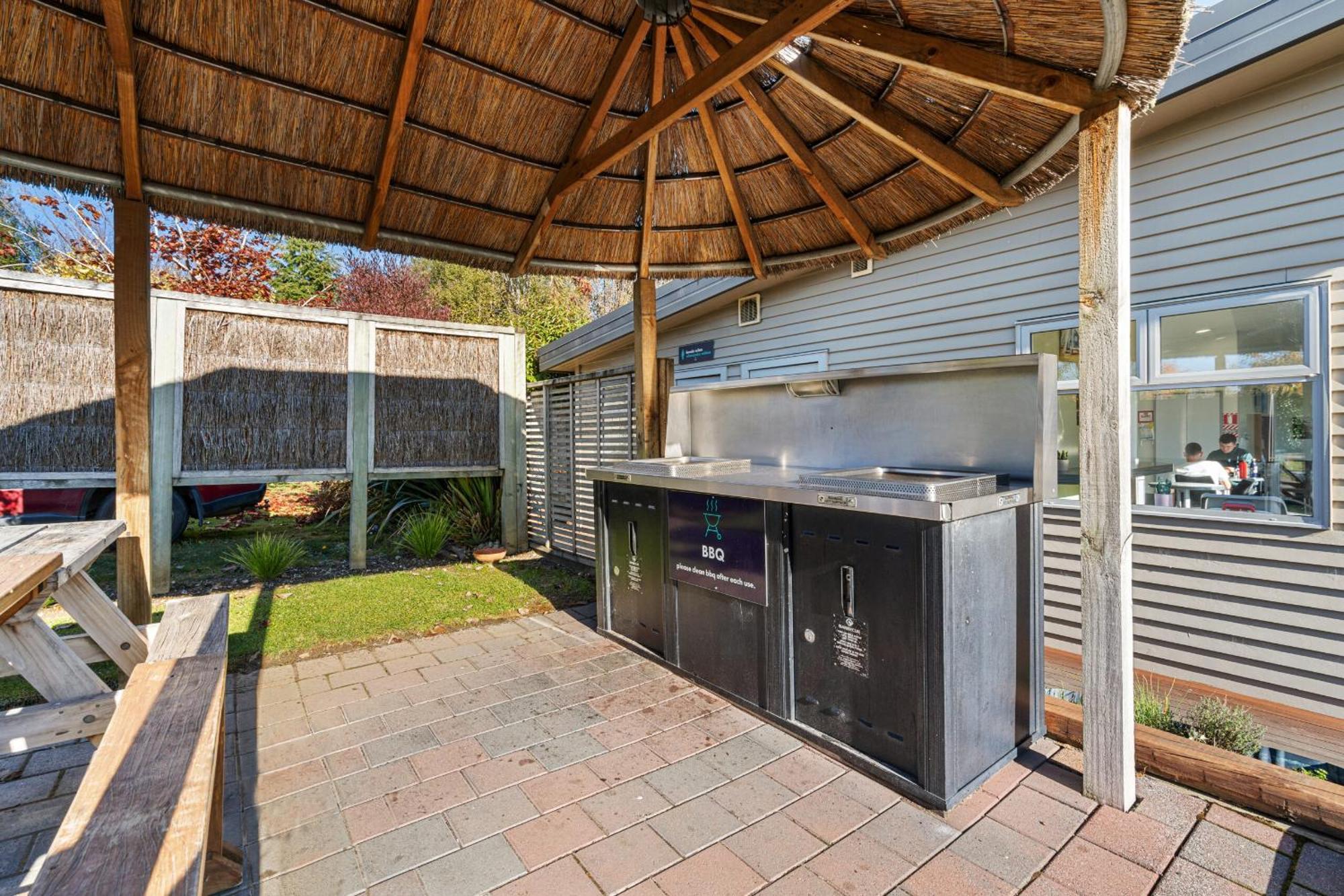 Tasman Holiday Parks - Te Anau Zewnętrze zdjęcie Outdoor kitchen