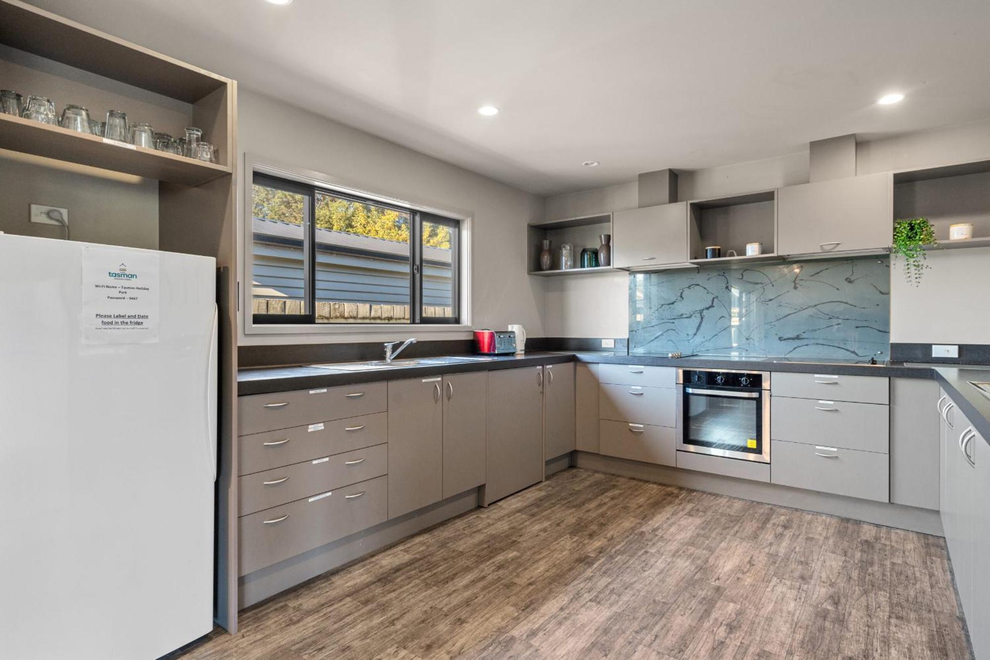 Tasman Holiday Parks - Te Anau Zewnętrze zdjęcie A modern kitchen