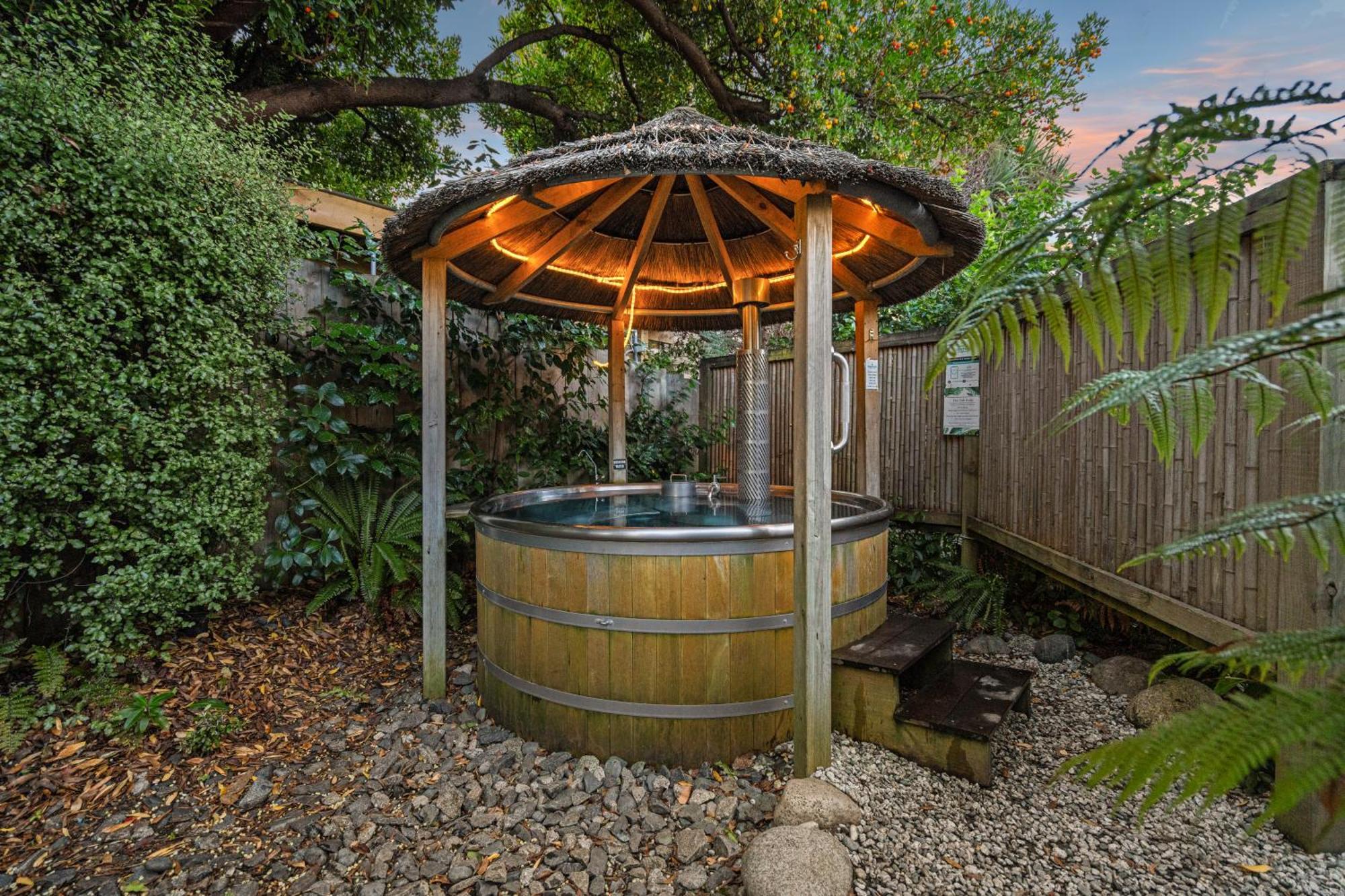 Tasman Holiday Parks - Te Anau Zewnętrze zdjęcie A hot tub in a backyard