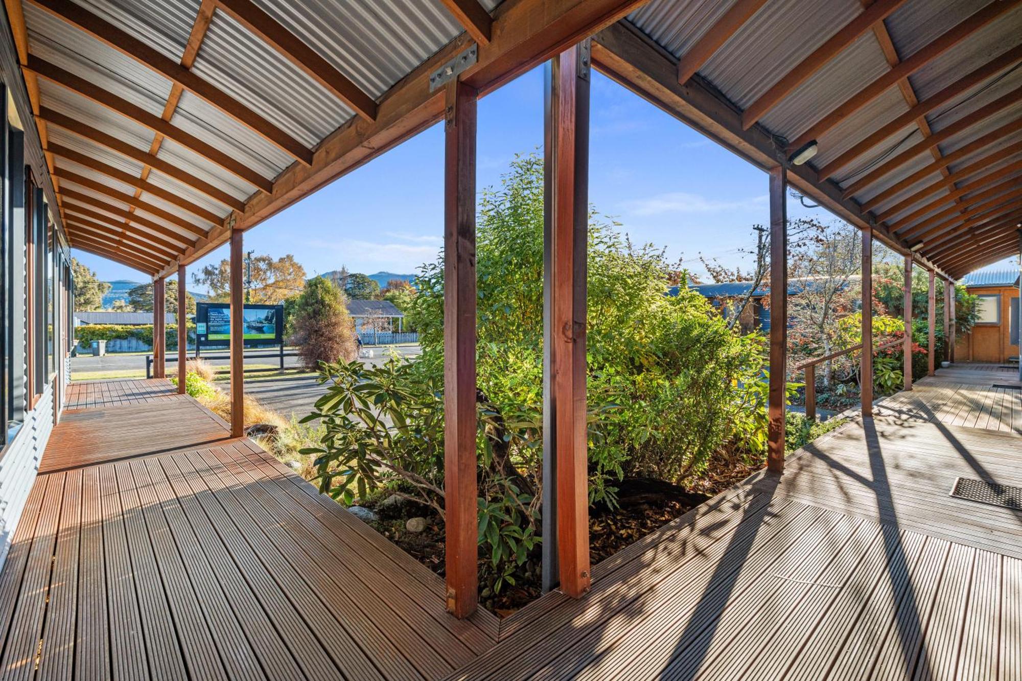 Tasman Holiday Parks - Te Anau Zewnętrze zdjęcie The deck at the front of the house