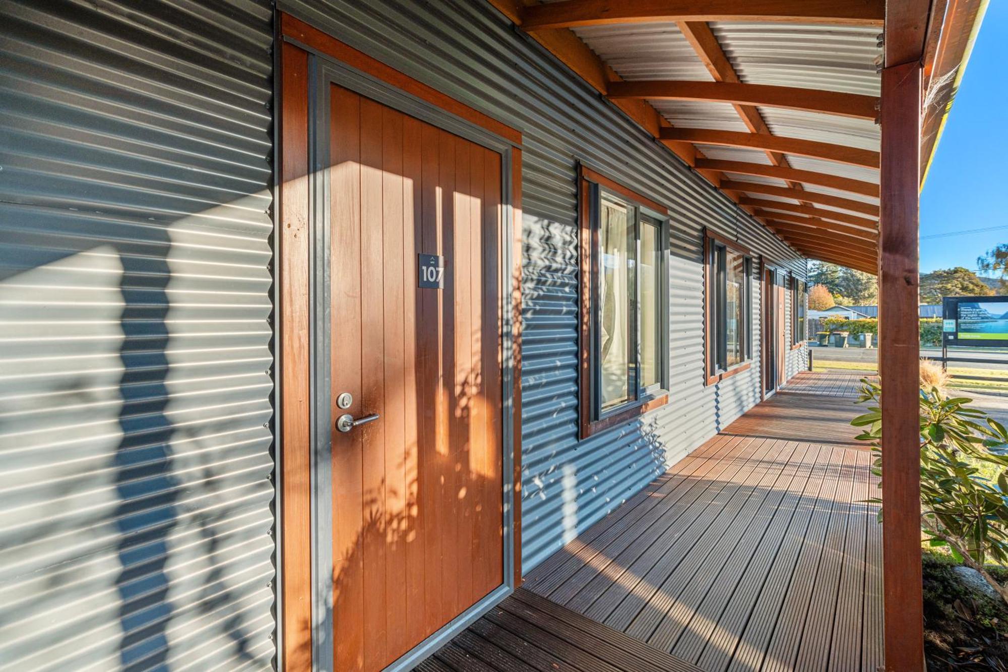 Tasman Holiday Parks - Te Anau Zewnętrze zdjęcie The exterior of a typical residential studio